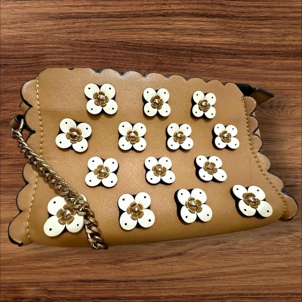 257 Zara | EUC Tan Floral Applique Crossbody Bag (9”x6”x2,5”)
